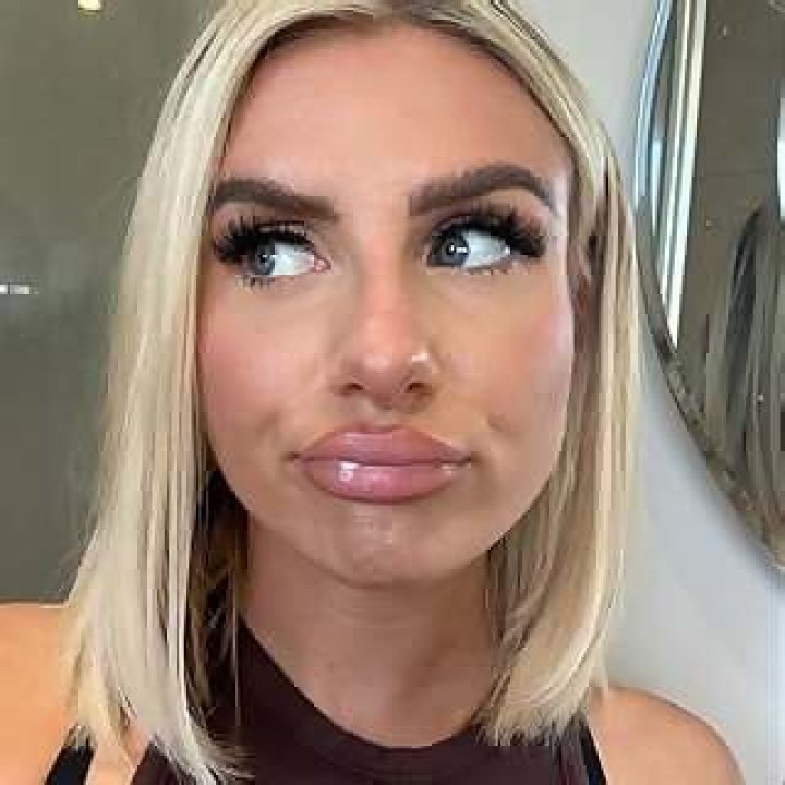 Chloe Burrows Influencer Image