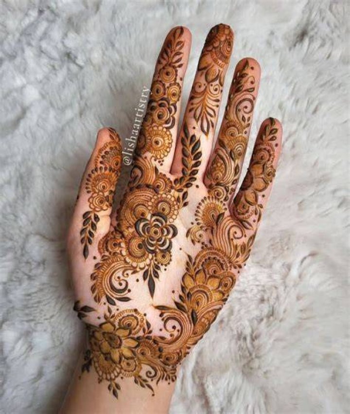 Complex flower henna