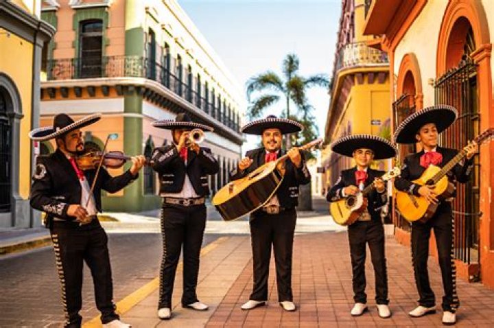 MARIACHIS - TOCANDO M&Uacute;SICA DE TIKTOK 😂🔥 - mariachi music most popular