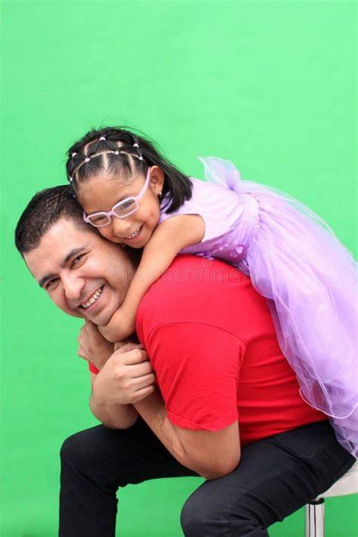 Single father shows off his adorable daughter Single father shows off his adorable daughter